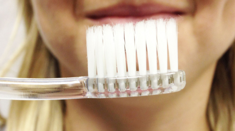 Как часто чистить зубы и менять щетку: советы стоматолога