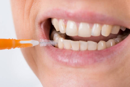 Стоматолог рекомендовал чистить язык минимум дважды в день для профилактики кариеса